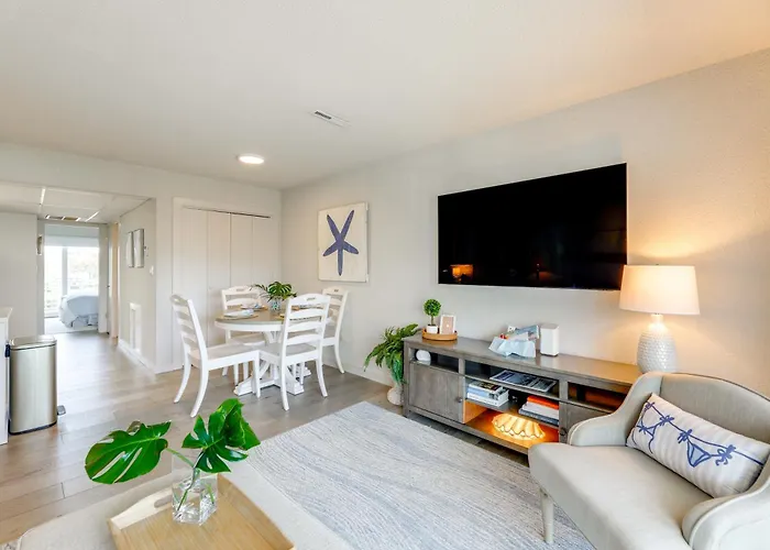 Holiday home Walk To Ocean Beach: Shoreside Gem W/ Balcony