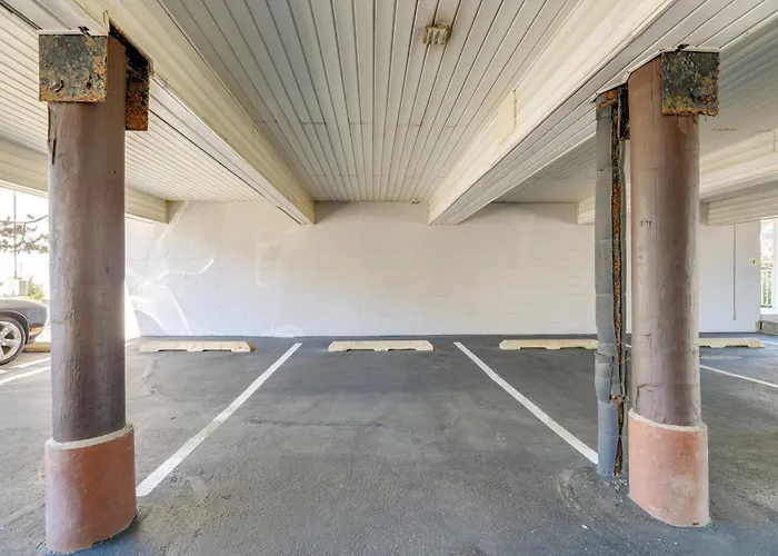 Walk To Ocean Beach: Shoreside Gem W/ Balcony Holiday home