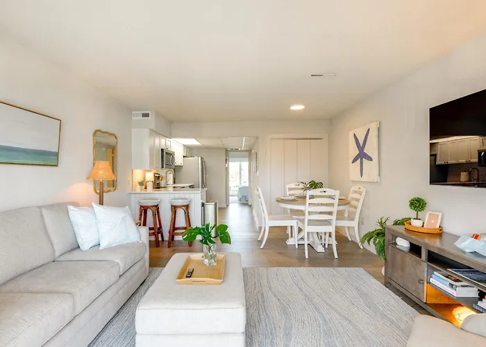 Walk To Ocean Beach: Shoreside Gem W/ Balcony *