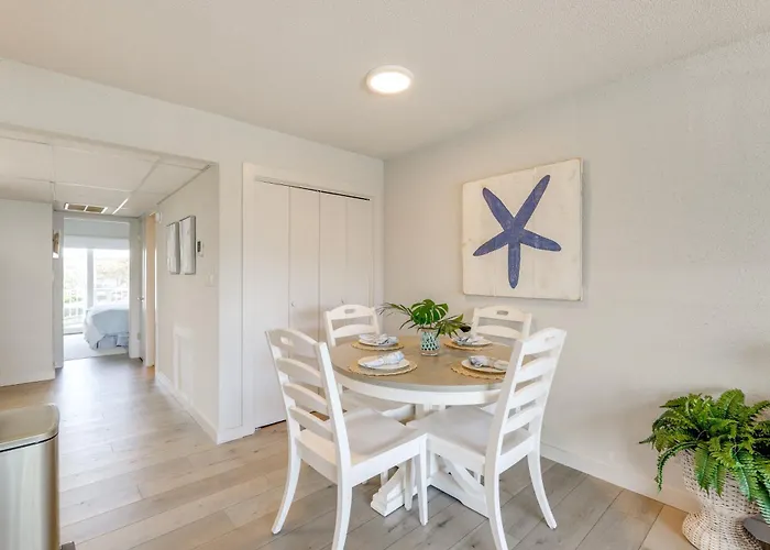 Walk To Ocean Beach: Shoreside Gem W/ Balcony *