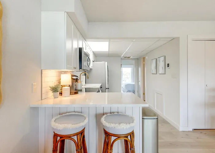 Walk To Ocean Beach: Shoreside Gem W/ Balcony