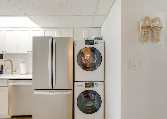 Walk To Ocean Beach: Shoreside Gem W/ Balcony Holiday home *