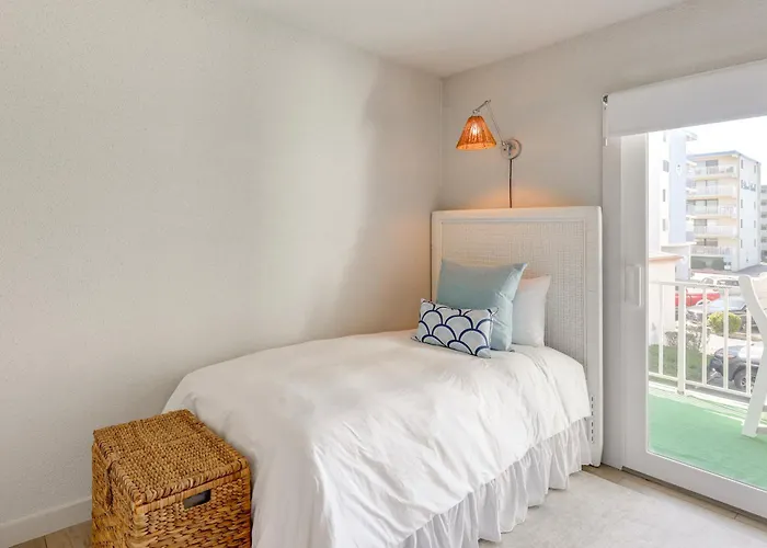 Holiday home Walk To Ocean Beach: Shoreside Gem W/ Balcony *