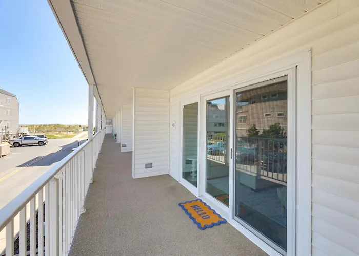 Walk To Ocean Beach: Shoreside Gem W/ Balcony Holiday home