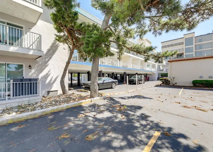 Walk To Ocean Beach: Shoreside Gem W/ Balcony